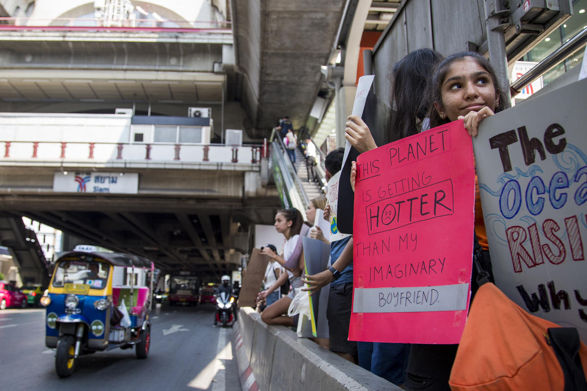 Fridays for Future Student Demonstration in Bangkok. © Biel Calderon / Greenpeace