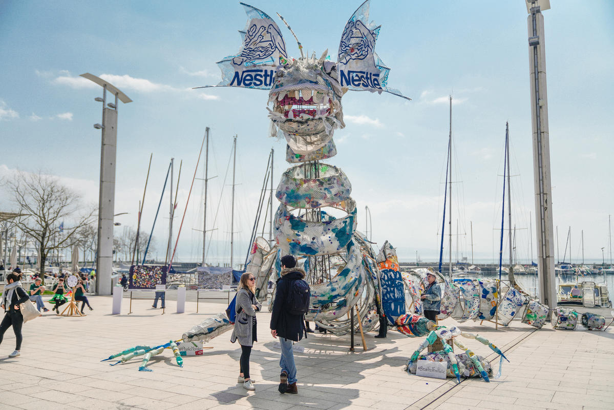 Plastic Monster Tour Walk in Lausanne. © Greenpeace / Nicolas Righetti