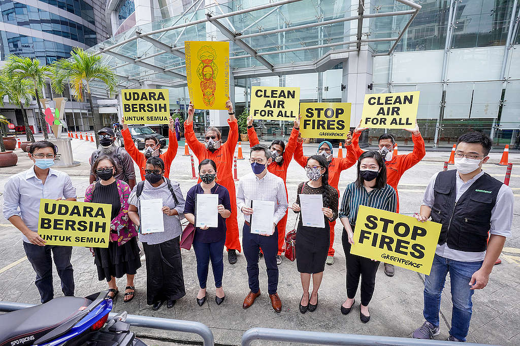 Representatives from the coalition joined Greenpeace Malaysia volunteers for an offline action in front of the Human Rights Commission building to demand for the recognition of clean, haze-free air as a basic human right.