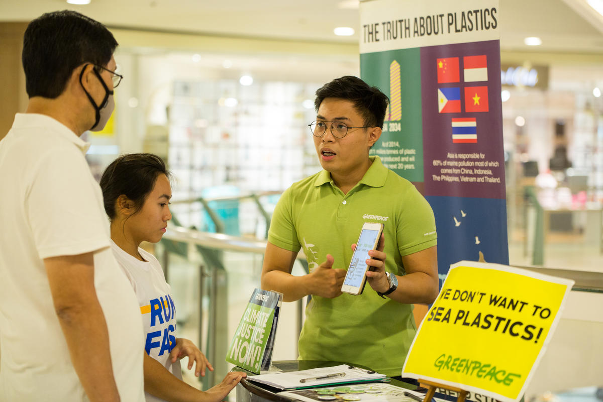 Fundraising Team in Manila. © Geric Cruz / Greenpeace