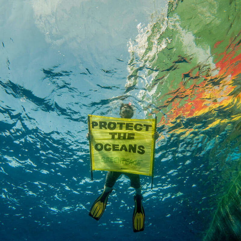 Protect the Oceans Banner in the Pacific Ocean. © Tomás Munita / Greenpeace