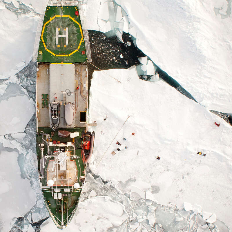 Arctic Sunrise moored to Ice Floe. © Nick Cobbing / Greenpeace