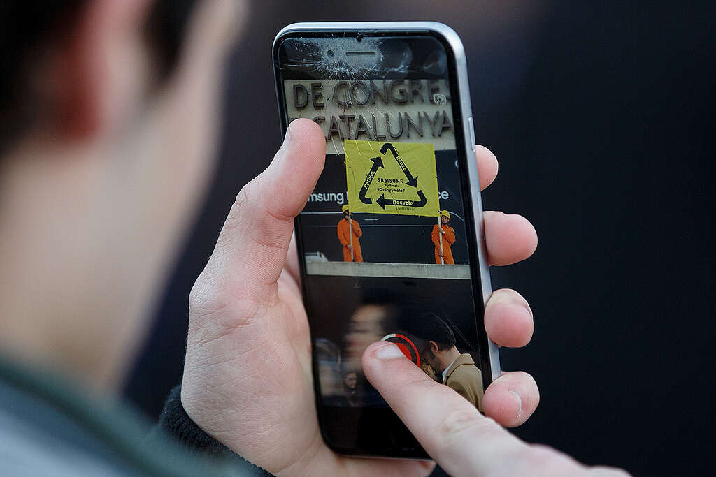 Protest at World Mobile Congress in Spain. © Pablo Blazquez / Greenpeace