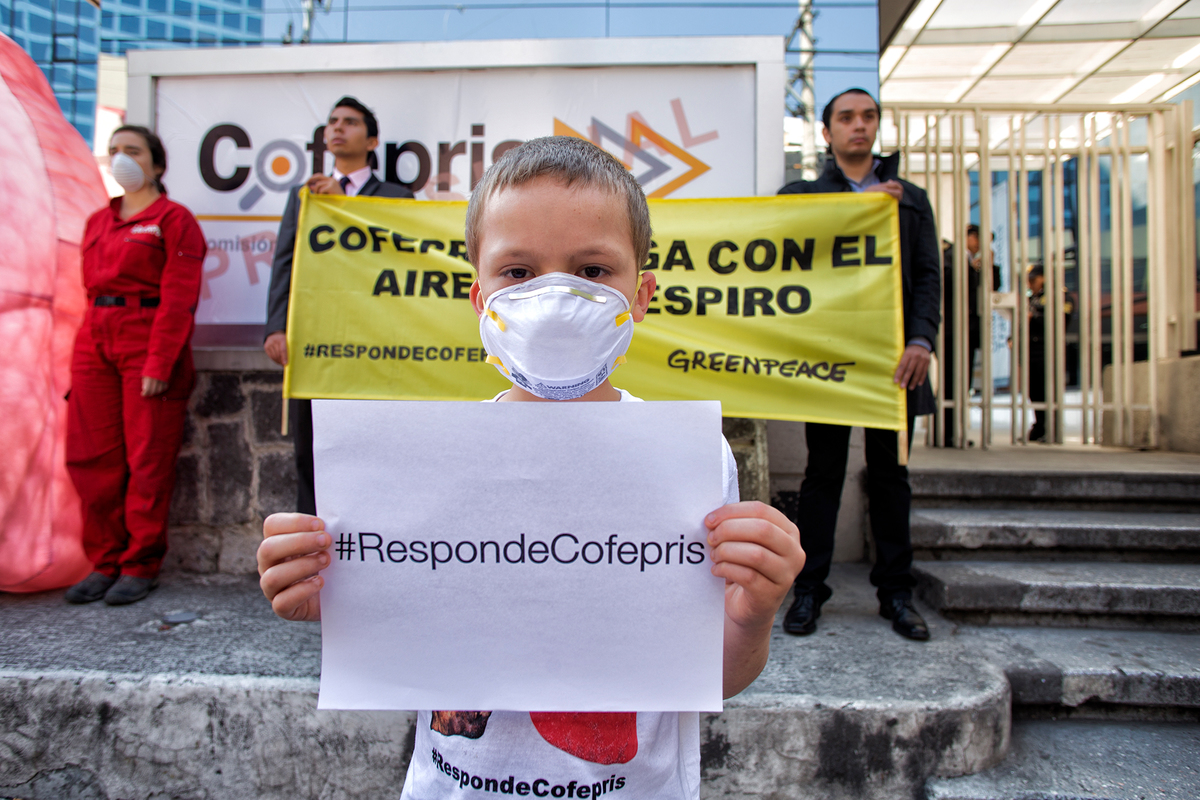 Niños demandantes protestan contra COFEPRIS. © Consuelo Pagaza