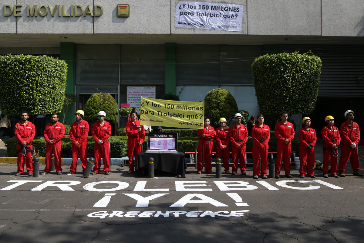 Activistas de Greenpeace se manifestaron en las instalaciones de la Secretaría de Movilidad de la Ciudad de México (Semovi).