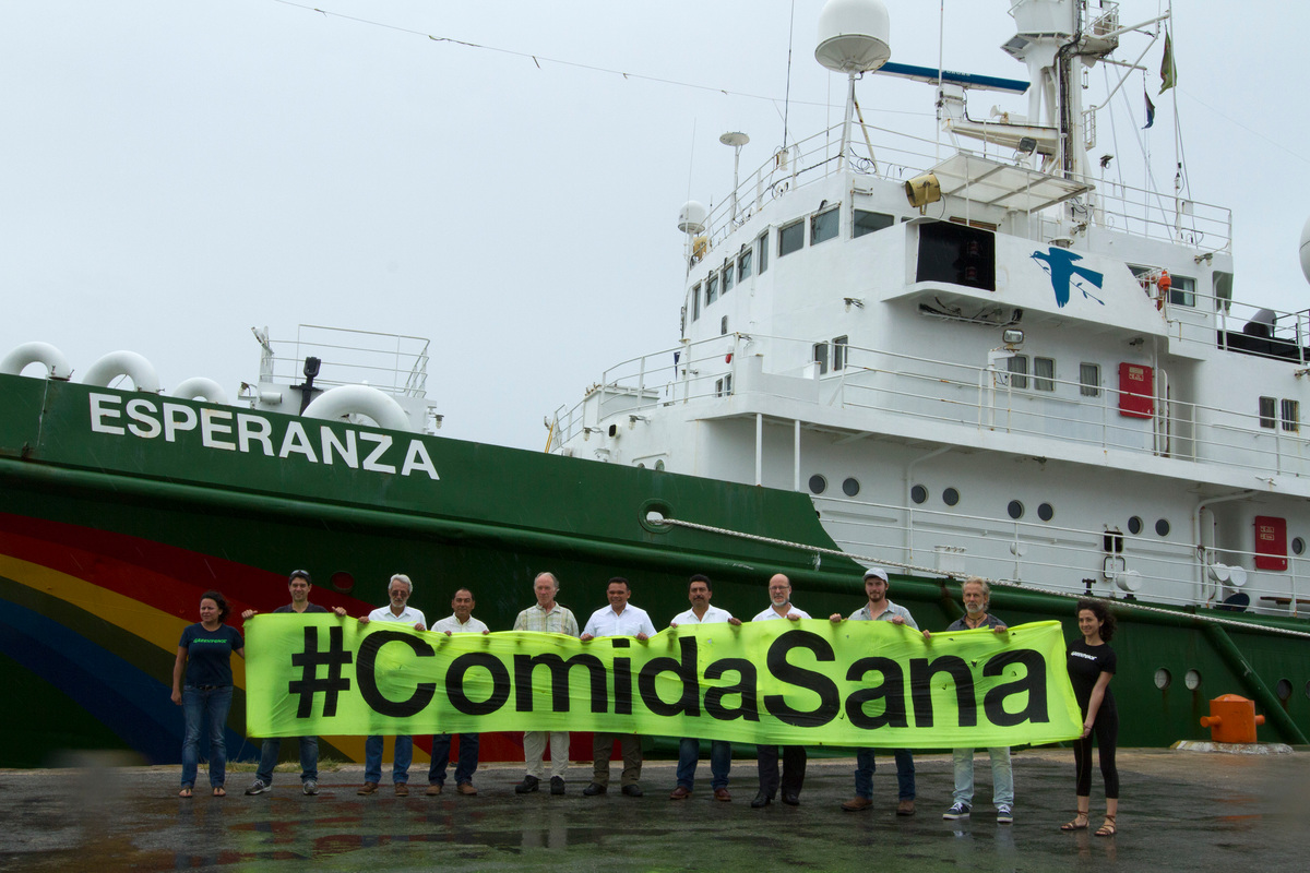 Visita del gobernador de Yucatán al barco Esperanza de Greenpeace