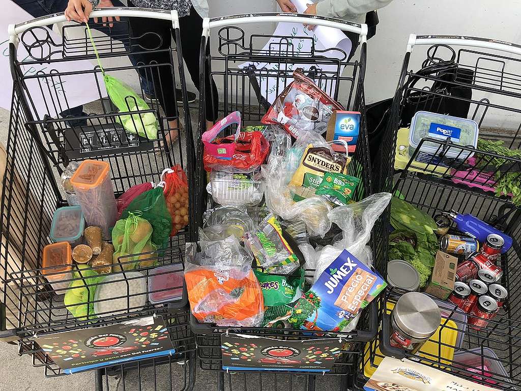Activistas regresan plásticos a supermercados en México