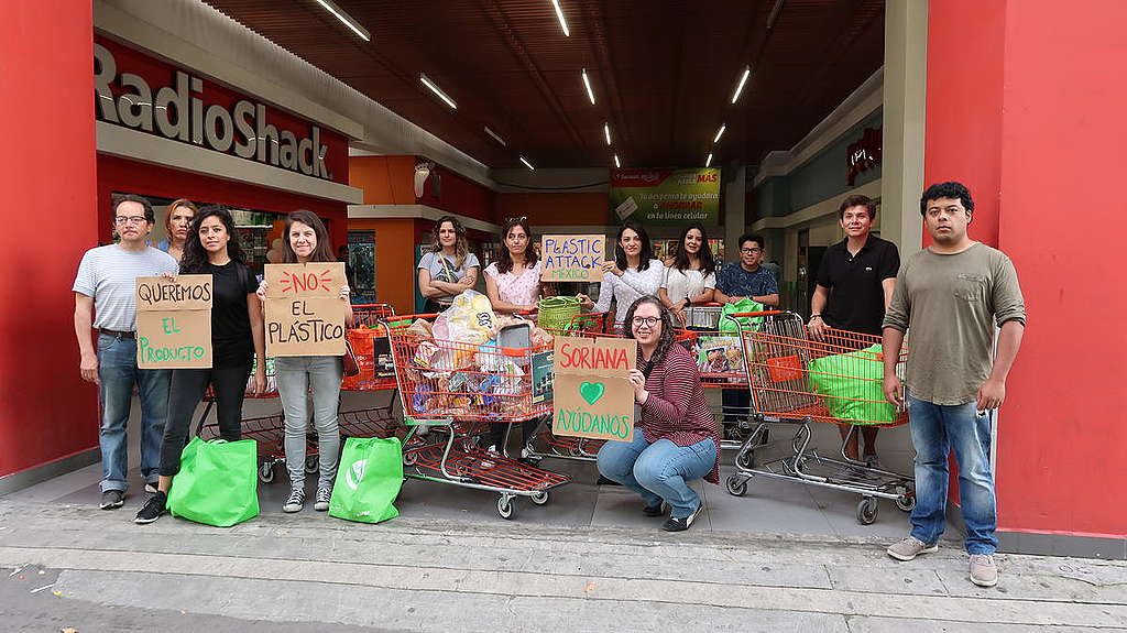 Activistas devolviendo basura plástica en supermercados mexicanos