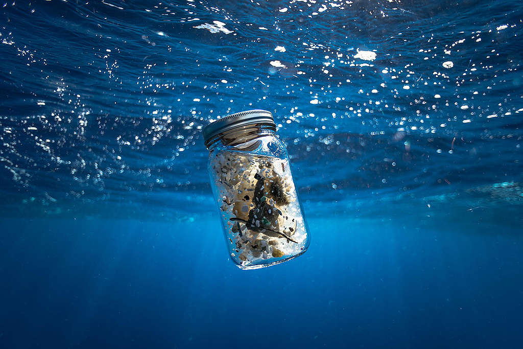 Plástico encontrado en el mar © Justin Hofman