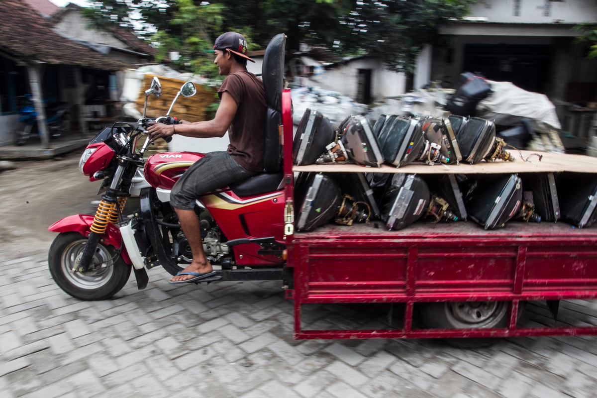 Man on Motorbike with Electronic Waste in Jombang. © Fully Syafi