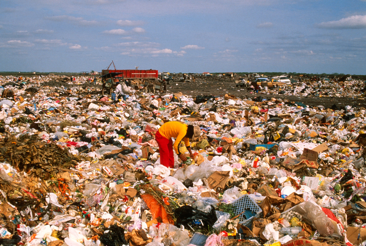 Scavengers on Matamoros dump, Mexico. © Robert Visser