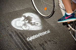 Human Chain Action for Safe Bike Lanes in Berlin. © Gordon Welters / Greenpeace