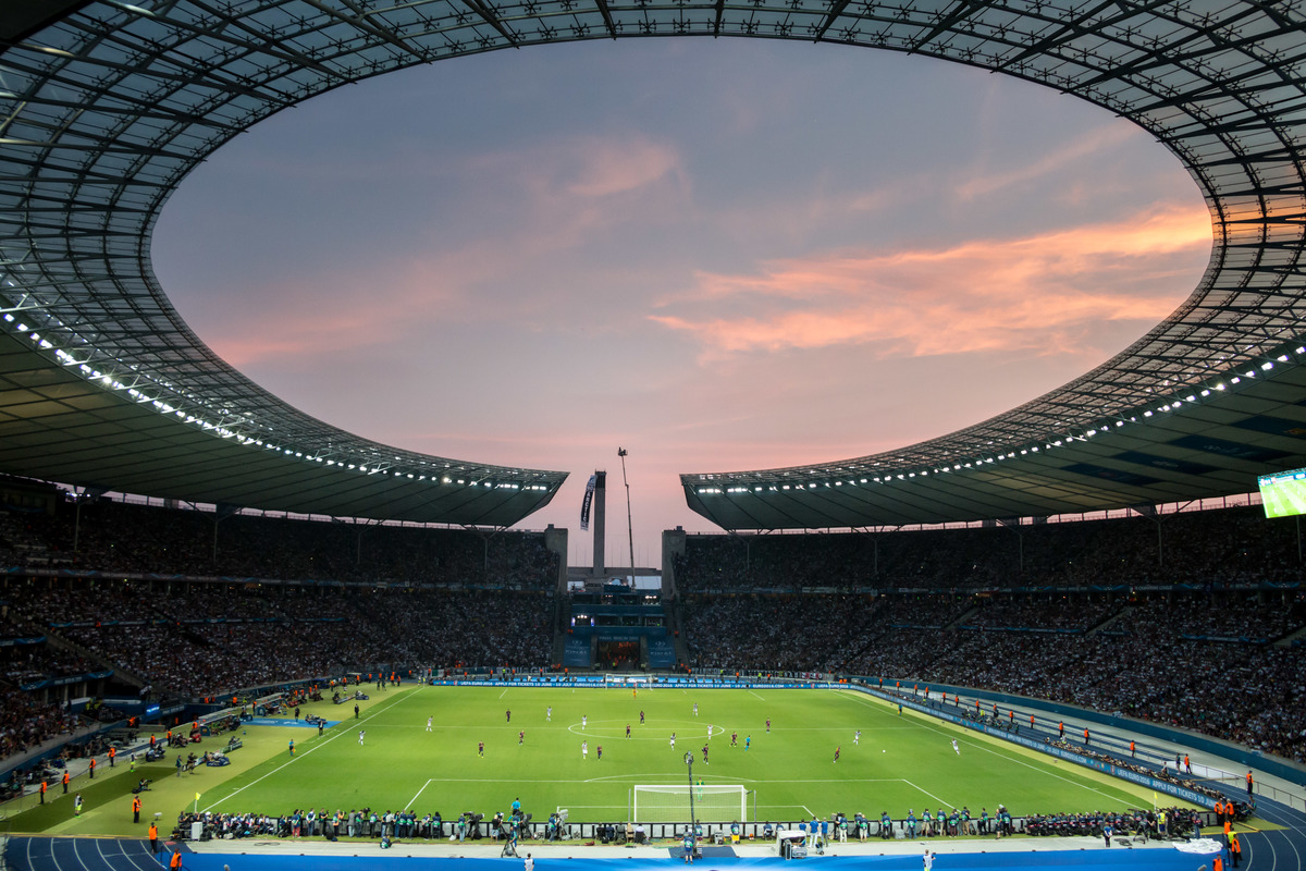 Gazprom Banner at the Champions League Final in Berlin. © Gordon Welters / Greenpeace