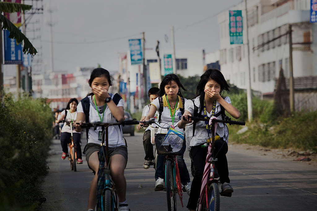 Estudiantes en bicicleta en Gurao, Shantou.© Lu Guang / Greenpeace