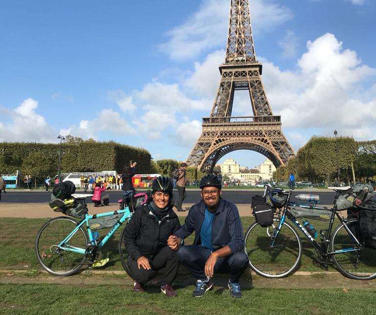 Rosina y su pareja de viaje por Paris en sus bicicletas