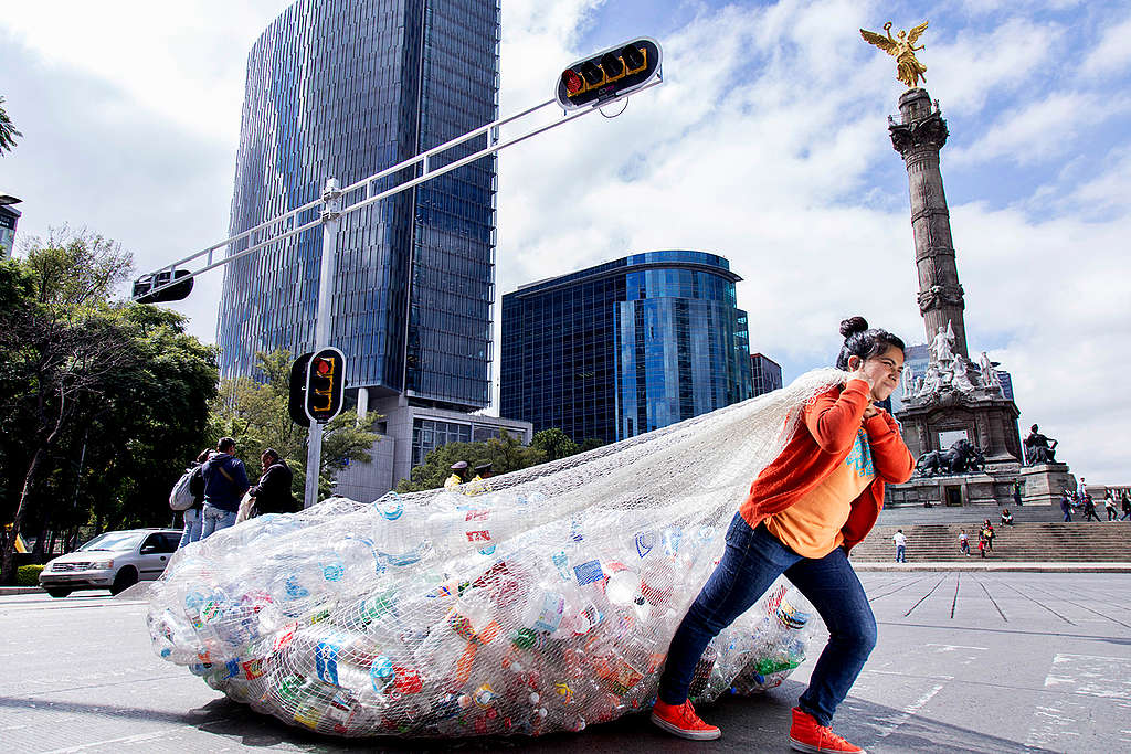 El consumismo en México ha propiciado un aumento de problemas ambientales. En promedio al año, cada habitante ocupa 48 kilos de plástico. © Argelia Zacatzi / Greenpeace.