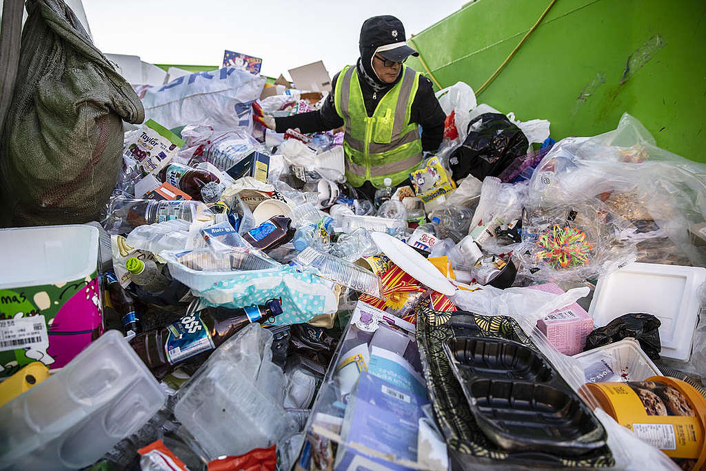 Trabajadores recolectando basura © Soojung Do / Greenpeace