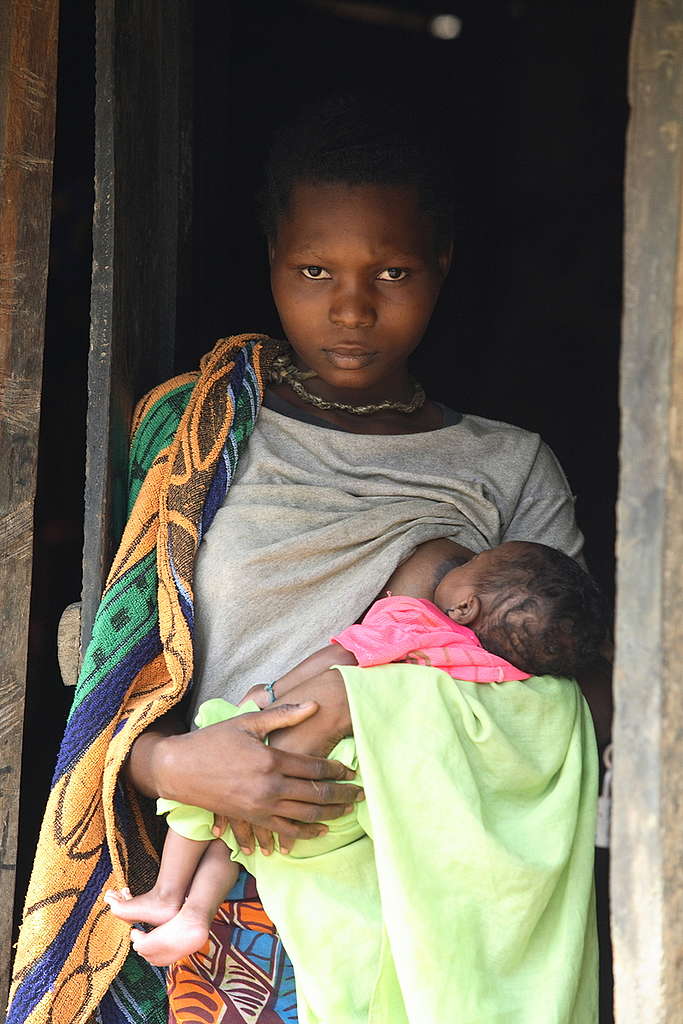 Mujer con bebé en el Congo © Greenpeace / Kate Davison