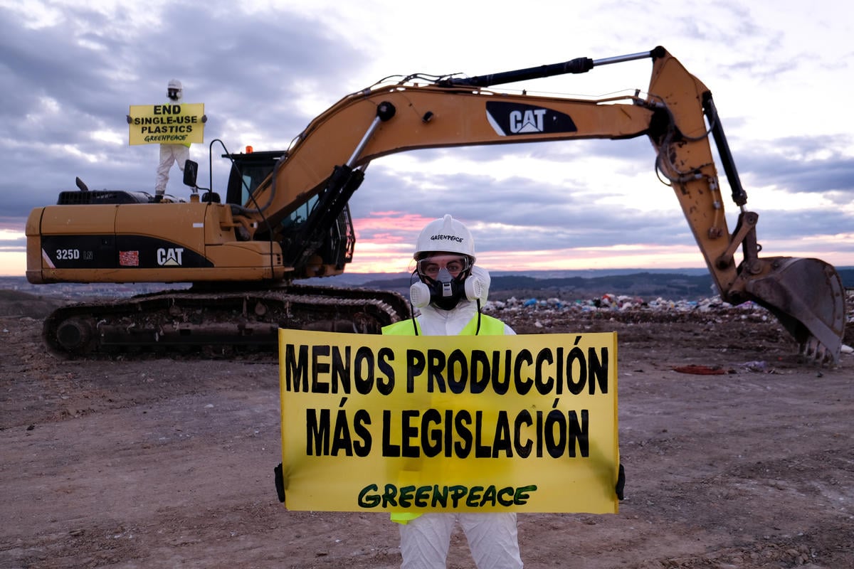 Access Blockade Action at Valdemingómez Landfill in Madrid. © Pedro Armestre / Greenpeace