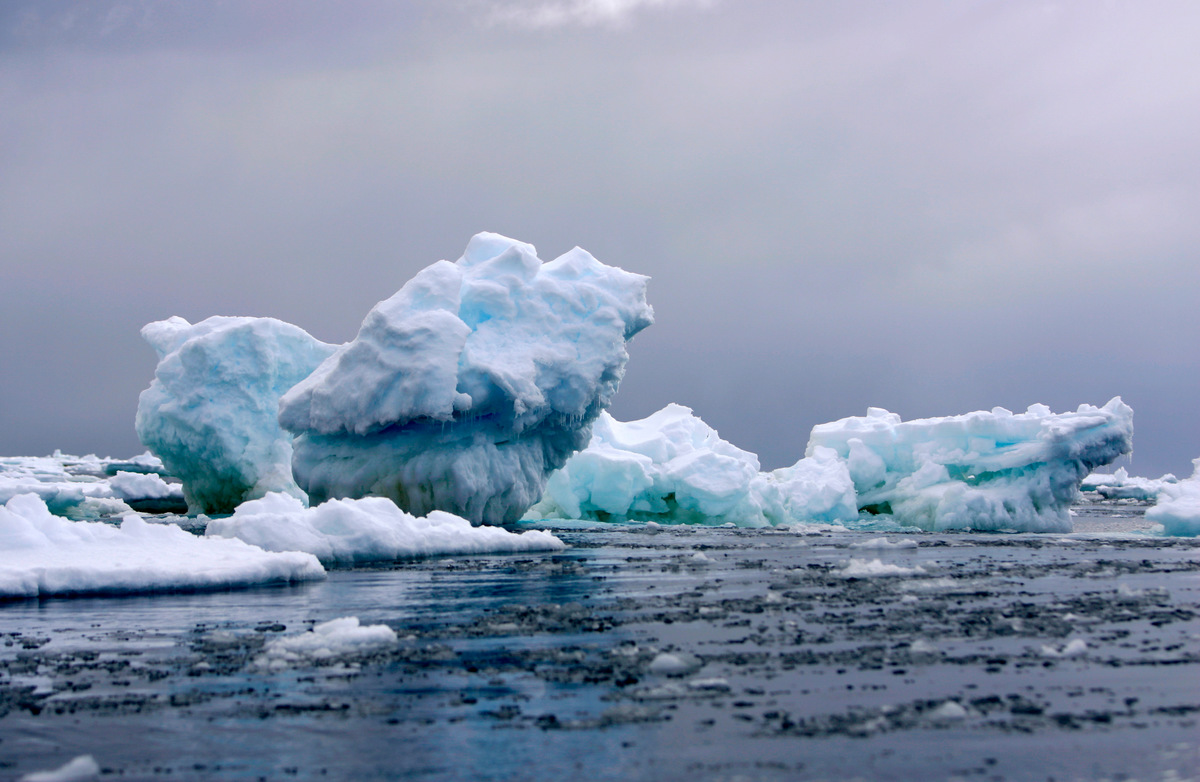 Iceberg in the Southern Ocean. © Greenpeace / Jiri Rezac