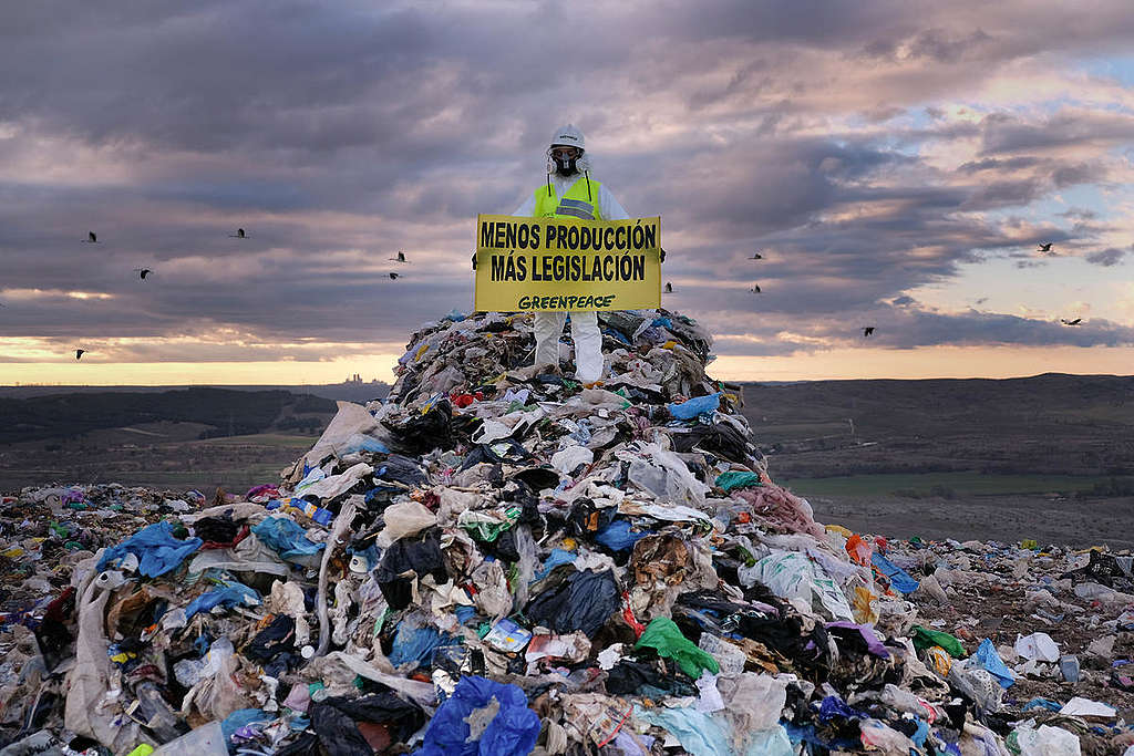 Manifestante sobre una pila de desechos plásticos © Pedro Armestre / Greenpeace