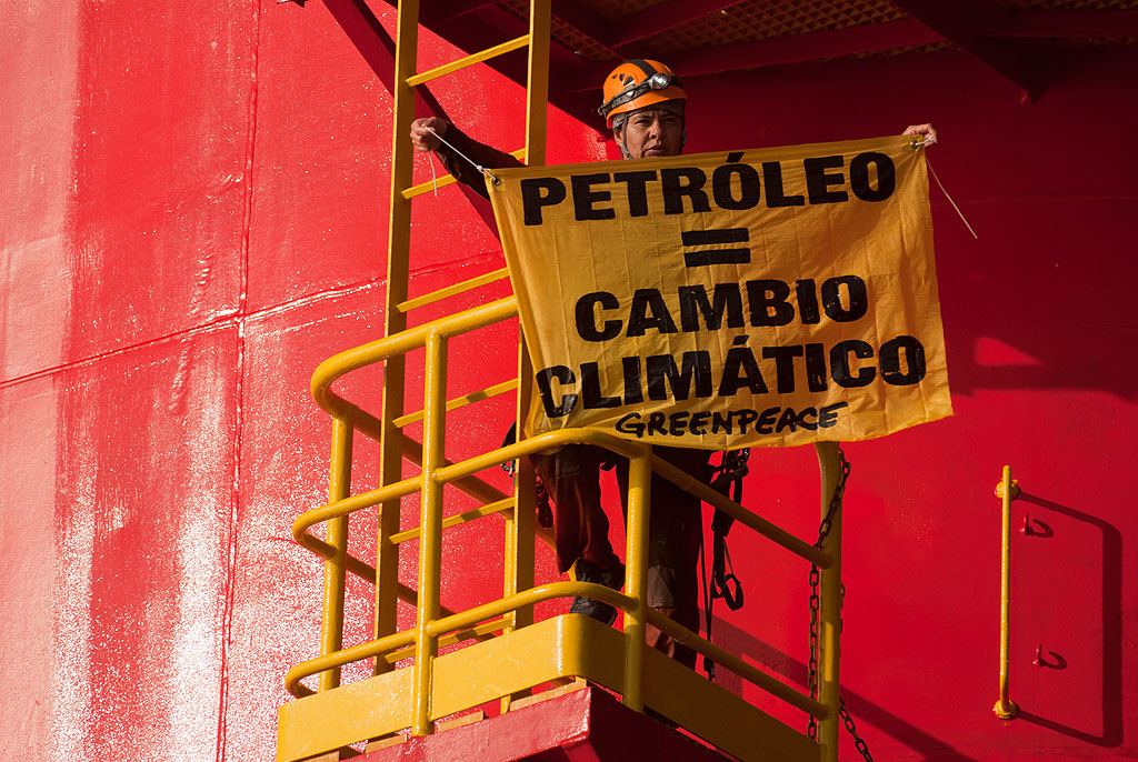 Activistas de Greenpeace para protestar contra el petróleo desde la plataforma Centenario. México 2010.  © Prometeo  Lucero / Greenpeace
