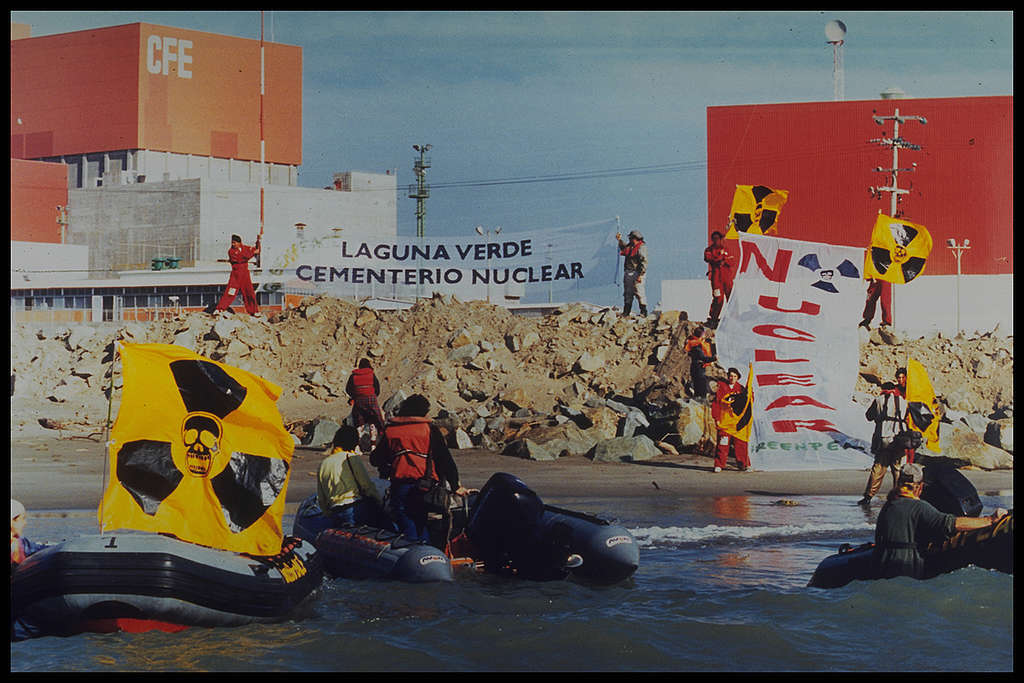 Acción de Greenpeace contra la energía nuclear en Laguna Verde. México, 1996.