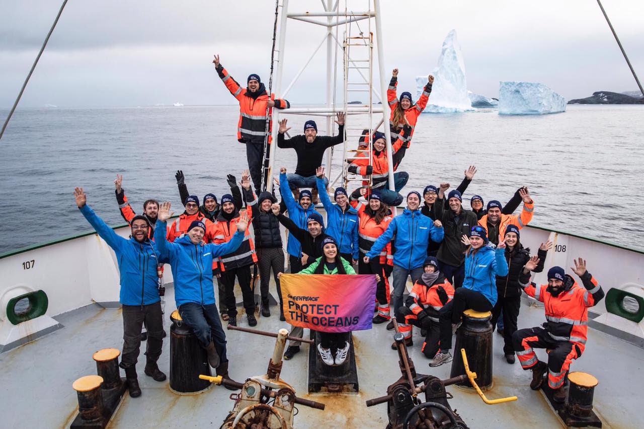 Crew de Greenpeace protegiendo el océano