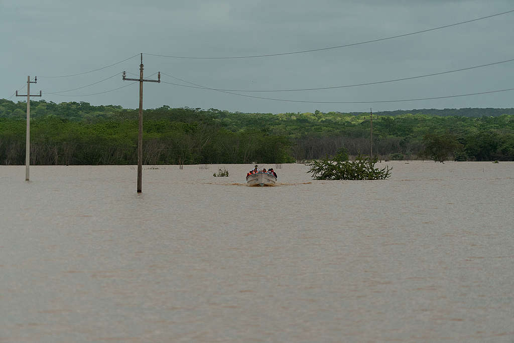 Lancha en medio de las inundaciones por la tormenta Cristobal / © Greenpeace/ Robin Canul