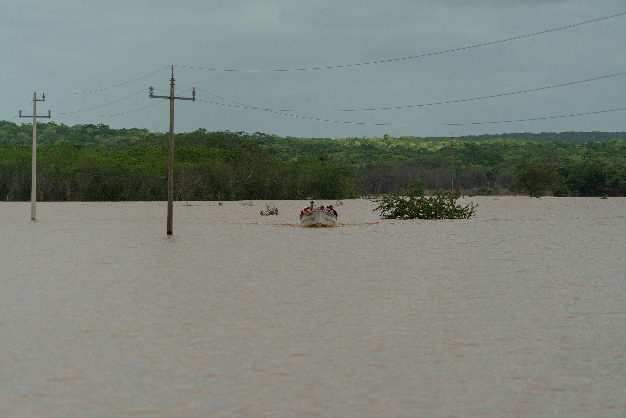 Lancha en medio de las inundaciones por la tormenta Cristobal / © Greenpeace/ Robin Canul