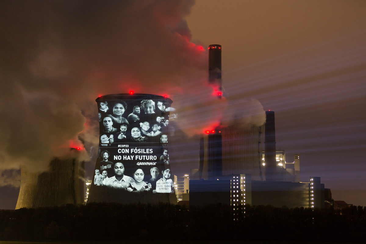 Projection in Spanish onto Coal Power Plant Neurath in Germany. © Daniel Müller / Greenpeace