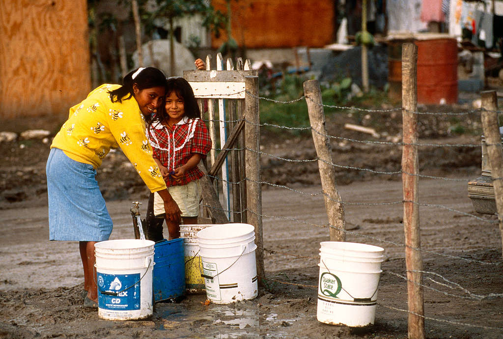 El no tener acceso al agua aumenta el riesgo de adquirir enfermedades © Greenpeace / Robert Visser