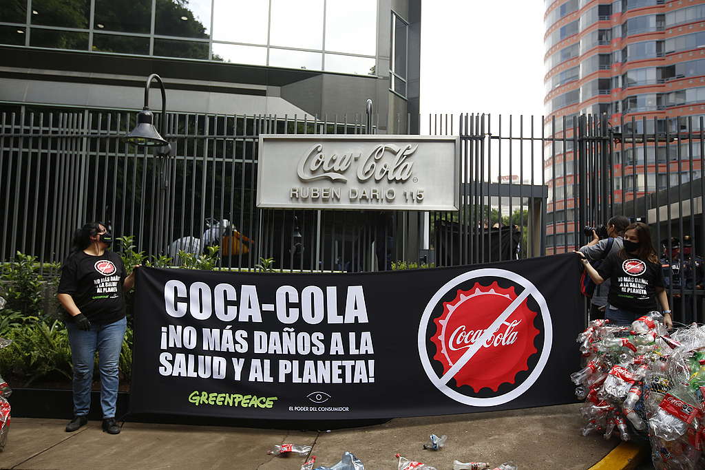 Greenpeace y El Poder del Consumidor protestan contra Coca-Cola para exigir  que deje de vender productos contaminantes y dañinos para la salud y  denuncian su cabildeo para seguir contaminando - Greenpeace México