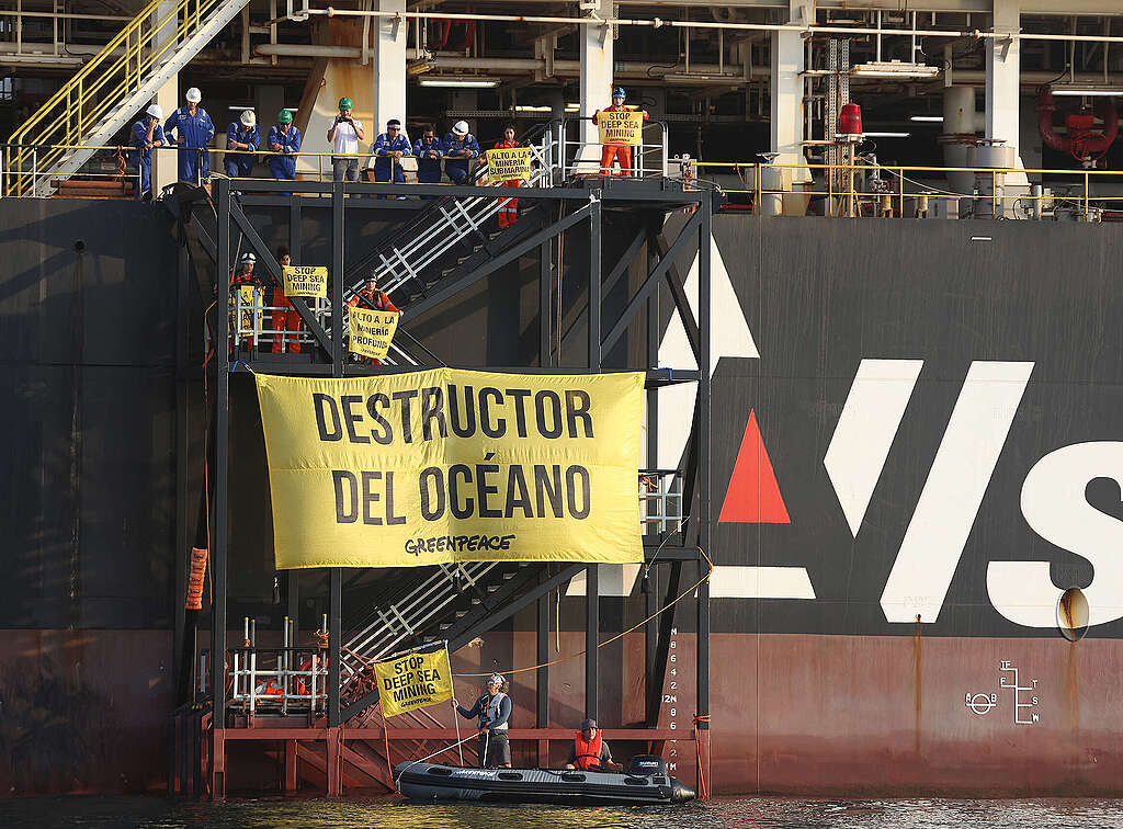 Activistas de Greenpeace México despliegan una manta en el Hidden Gem con el mensaje "Destructor de los océanos".