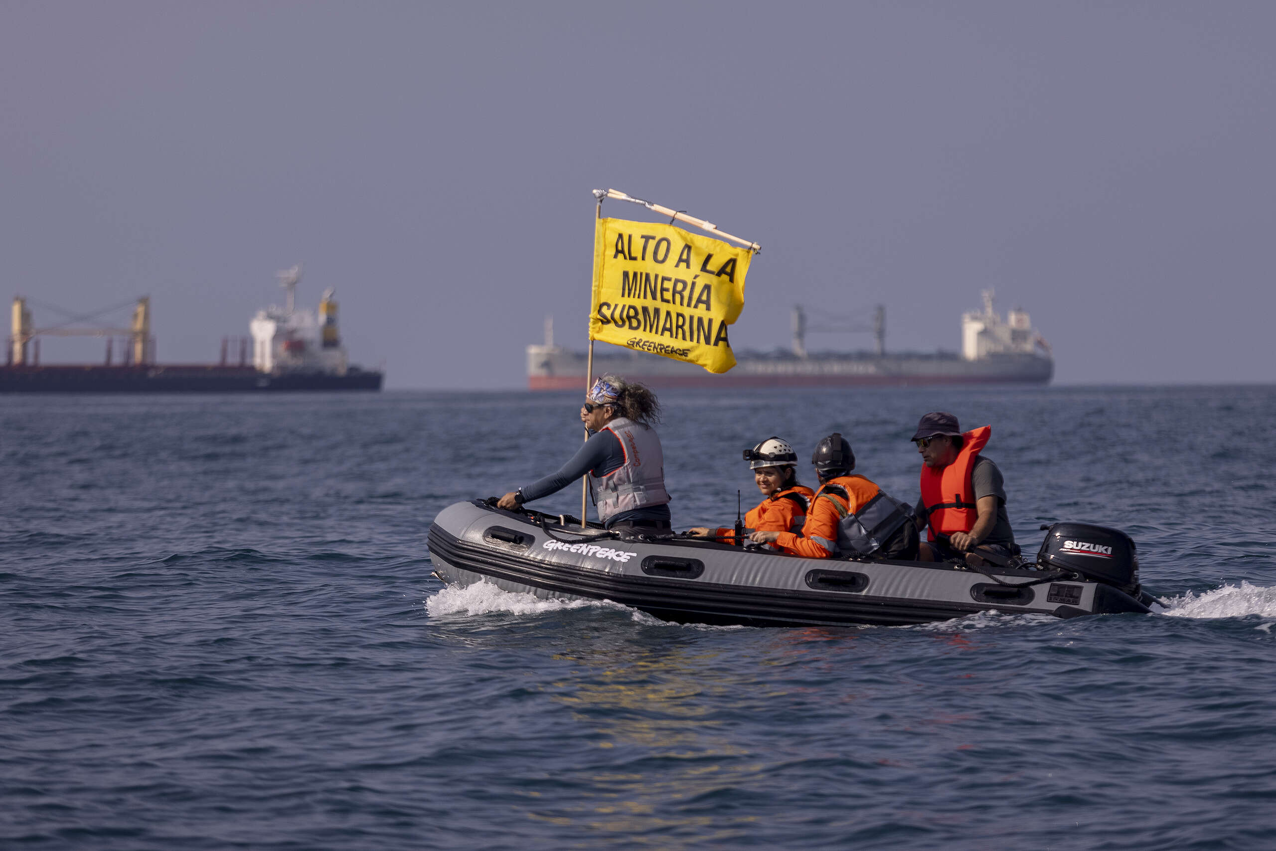 Activistas de Greenpeace México protestan en contra de la minería submarina.