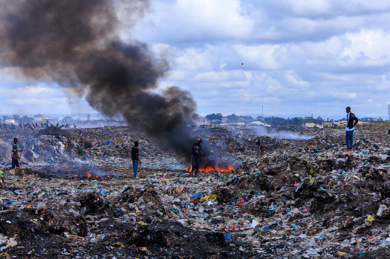 Vertedero de Dondora en Kenia En el corazón del vertedero de Dandora, esta imagen revela la cruda realidad de la contaminación por plásticos que está devastando nuestro medio ambiente.