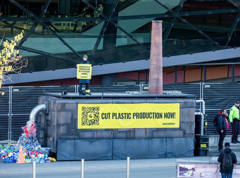  INC4 Global Plastics Factory Mensaje en Ottawa Activistas de Greenpeace Canadá entregaron una «Fábrica Global de Plásticos» de 6 metros a las puertas del Shaw Center, donde se están celebrando las conversaciones sobre un Tratado Global de Plásticos. © Greenpeace
