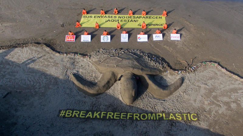 Acción del Día de la Tierra Libérate del Plástico en México.
Activistas de Greenpeace México crean una gran escultura de arena que representa una tortuga marina para poner de relieve el problema de la contaminación por plásticos en nuestros océanos.