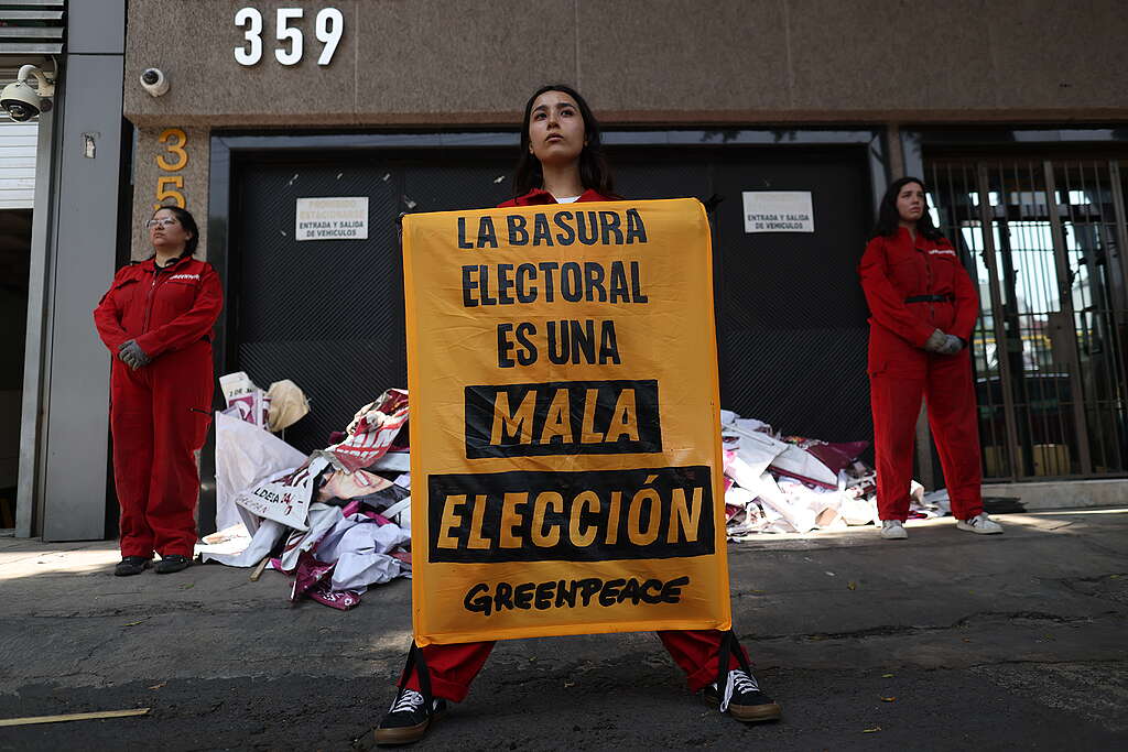 Activistas de Greenpeace entregan basura electoral a los partidos políticos.