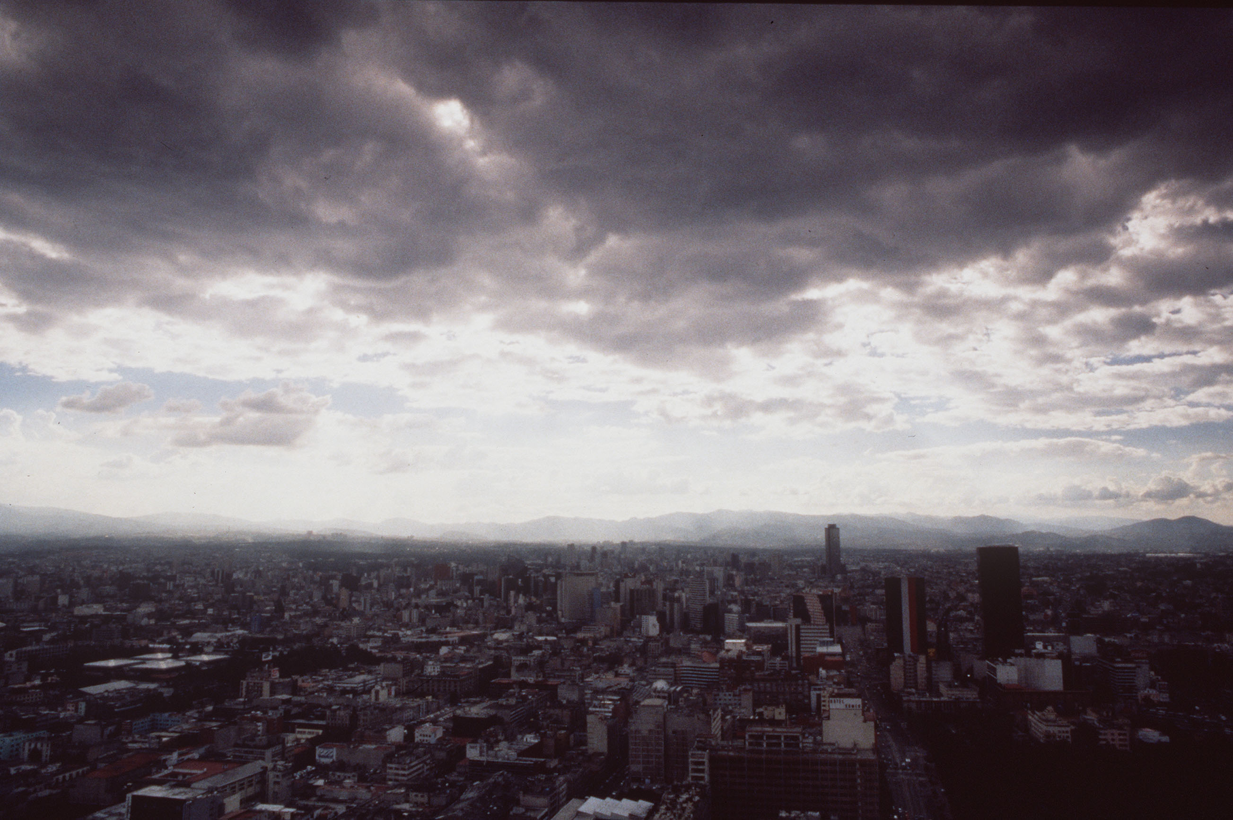 Documentación sobre contaminación atmosférica y tráfico en Ciudad de México.