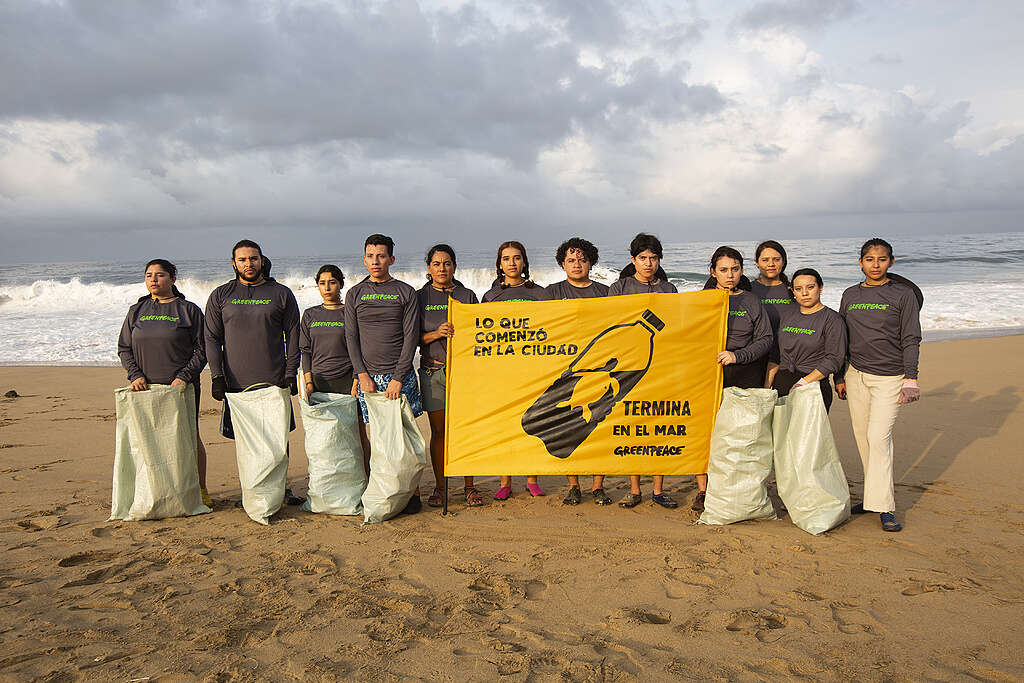 Activistas de Grreenpeace México realizan recolección de basura en las playas de Acapulco