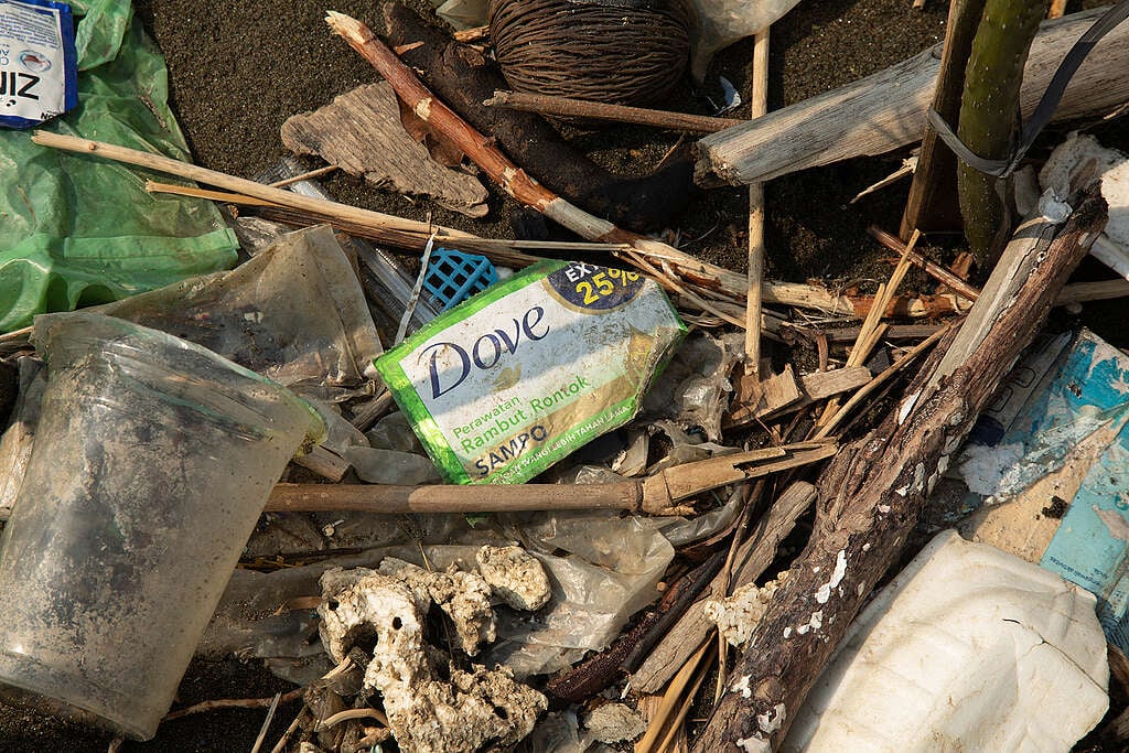 Investigación sobre residuos plásticos en la playa de Tirang (Indonesia). © Tri Wahyu Susanto 
