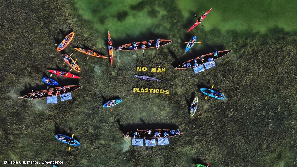 Imagen aerea muestra a activistas mostrando el mensaje "No más plásticos" en Laguna Nichupté, Cancún, Mexico