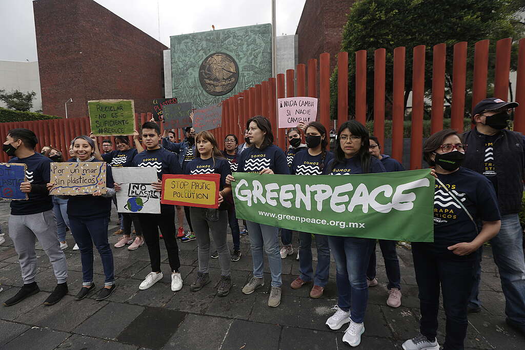 Entrega de firmas Cámara de diputados 
18 de octubre. Activistas de Greenpeace se manifiestan afuera de la Cámara de Diputados y Diputadas y hacen entrega de más de 350 mil firmas para exigir que no haya retrocesos en las reformas a la Ley de Residuos y la Ley de Economía Circular. 