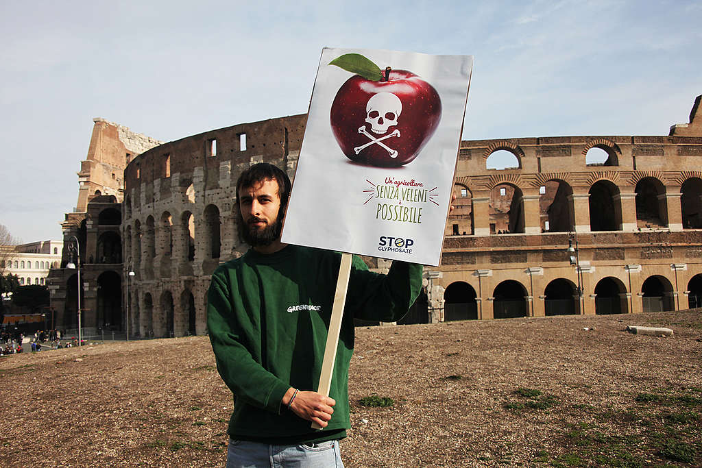 Activity in Rome to Launch European Citizens’ Initiative to Ban Glyphosate. © Massimo Guidi / Greenpeace