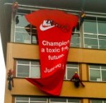 Reusachtig actie T-shirt aan hoofdkantoor Nike