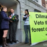 Greenpeace vervangt Braziliaanse vlag bij ambassade in Den Haag