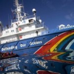Greenpeace blokkeert schip met Afrikaans hout