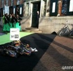 Groene dames Greenpeace verleiden Verhagen