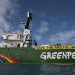 Greenpeace schip geweerd uit Noordpoolgebied
